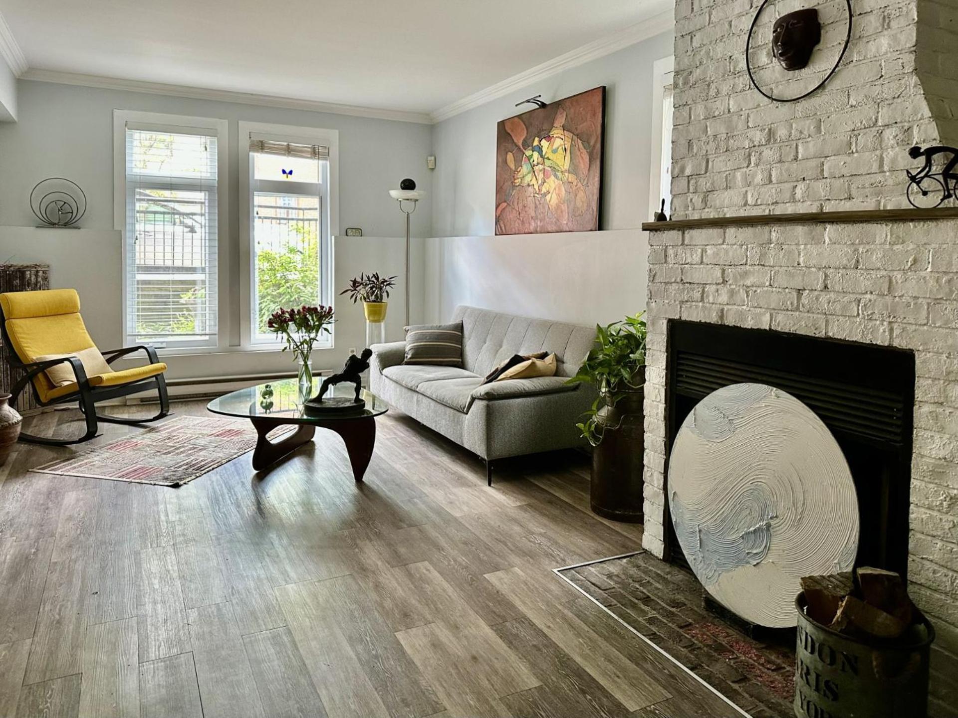 A Gem Downtown Homestay